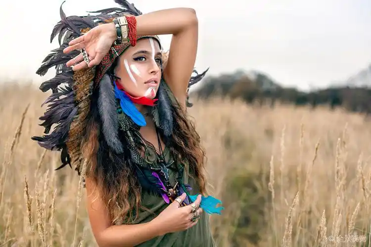美国本土印第安人_女孩_看_夏天_模型_衣服_涂绘_脸_头饰_黑色_羽毛