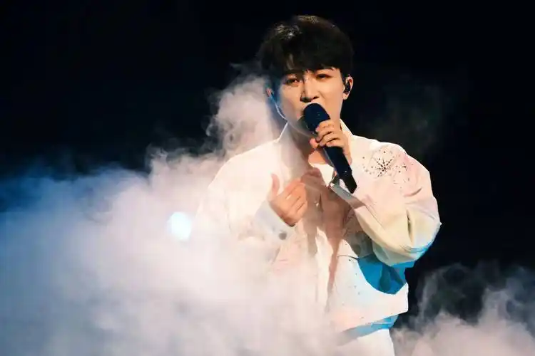 歌手周深霸气拒绝假唱——唱是歌手的遮羞布,还是观众的障目石?