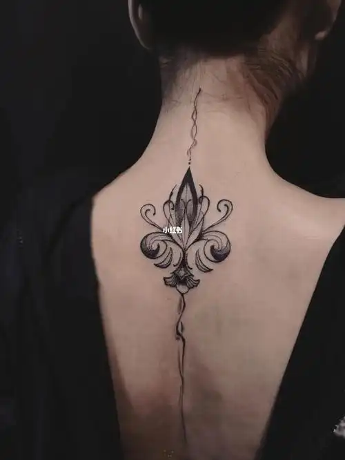 脊柱纹身繁花_纹身_美妆_彩妆_彩妆其他