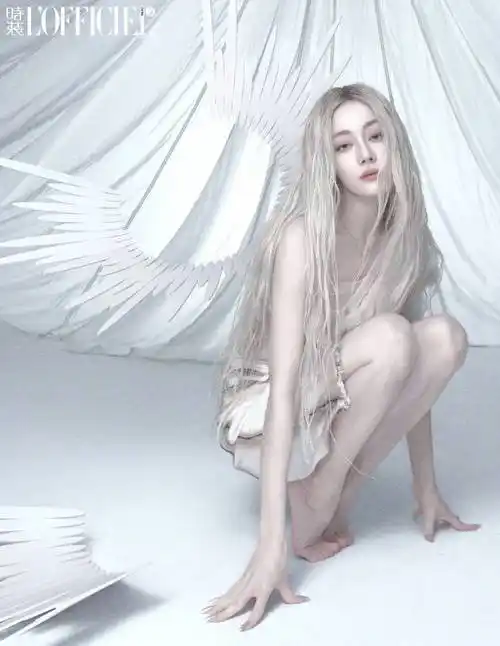 迪丽热巴银发如瀑,羽翼造型惊艳全场,异世精灵降临人间!