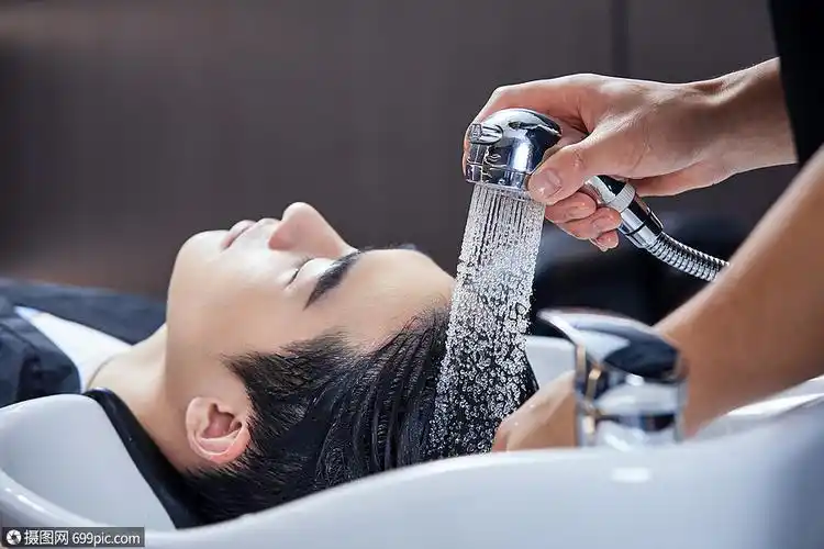 理发师给顾客洗头