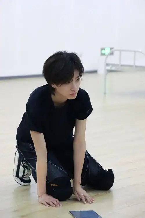 41岁的万茜剪了短发后少年感爆棚像是20岁的小姑娘