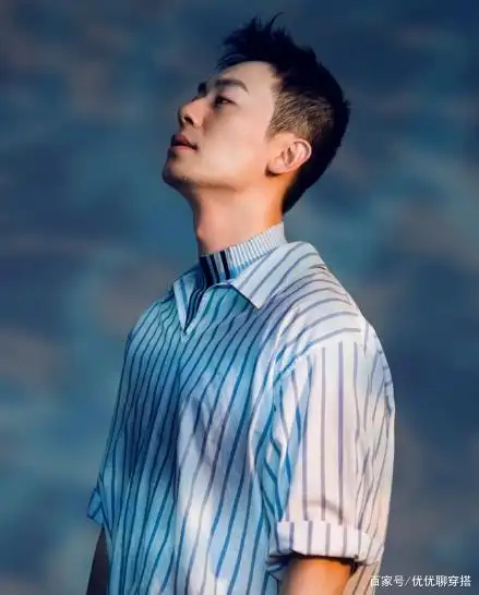 朱亚文雅痞气质爆发,拼色外套搭配牛仔裤,一不小心看成18岁少年