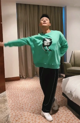 网友纷纷评论:"哥,保护好你的八块腹肌,别着凉了""小天哥的打扮越来越