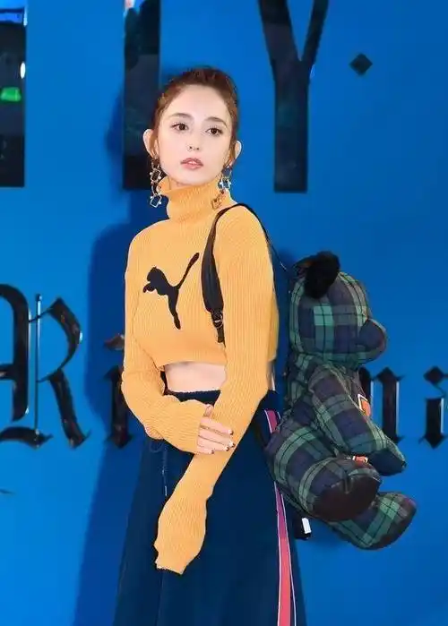 古力娜扎运动风穿搭有活力,露腰上衣秀美腹,马甲线好评_的设计_时尚