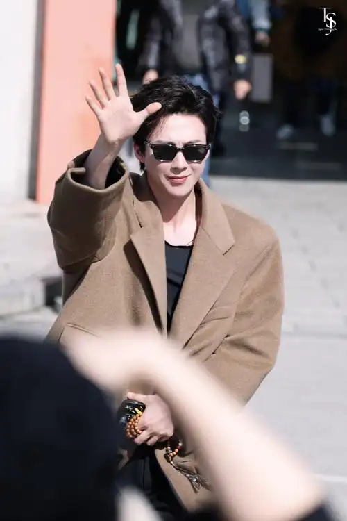 刘宇宁小跑到粉丝堆里打照顾##刘诗诗刘宇宁hi6上班路透