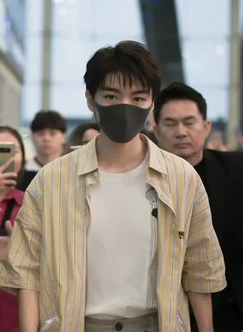 王俊凯逆袭!21岁发育1米8身高,寸头发型碾压千玺_腾讯新闻