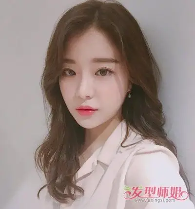 21:31来源:发型师姐编辑:aainforest 分享到  三七偏分的中长发向外烫