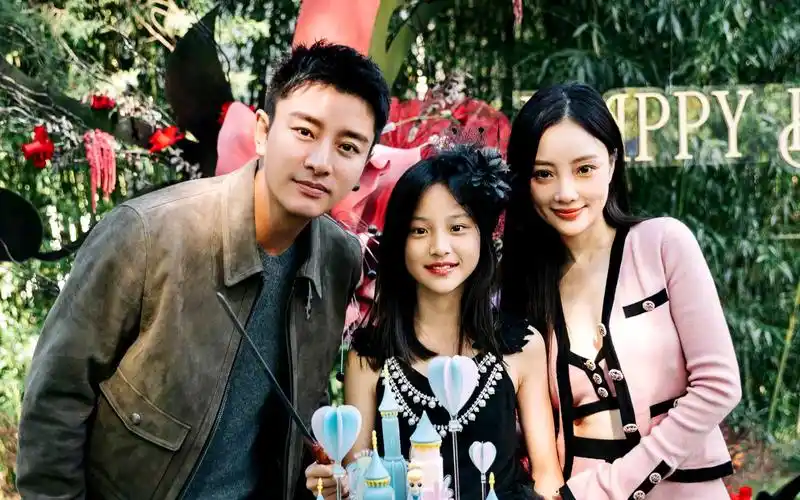 贾乃亮和李小璐共同为甜馨庆祝生日