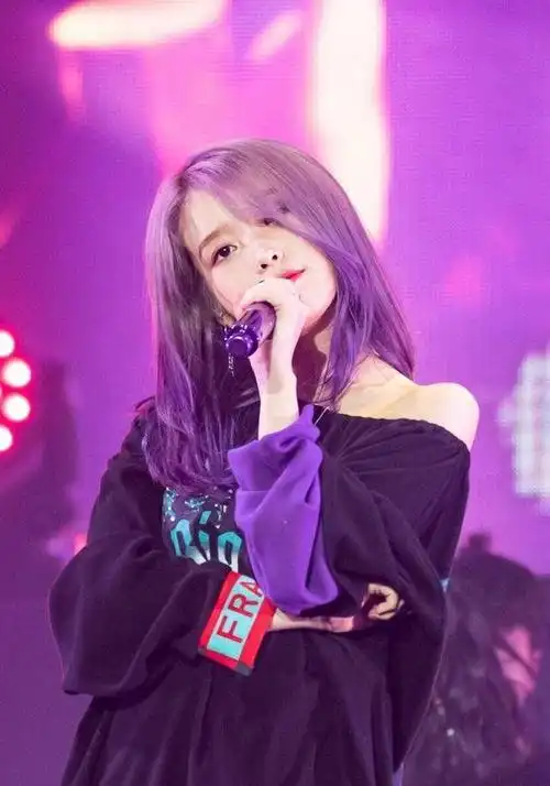 原创iu李知恩只有162cm,挑战紫发造型意外惊艳,果然身高不影响颜值