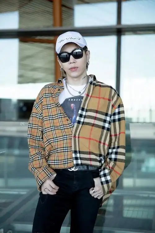 杨文昊启程巴黎时装周 街头风搭配帅气有型