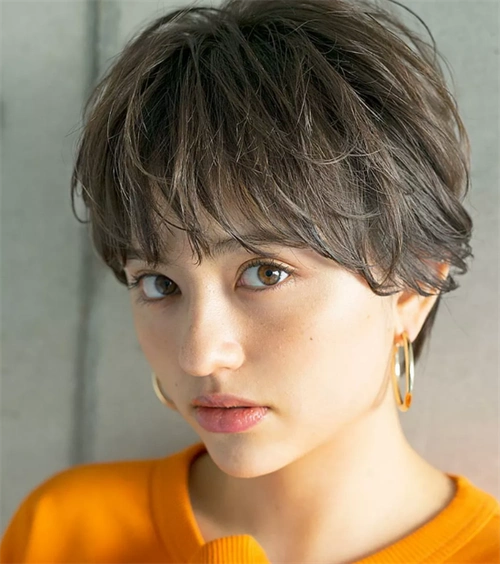 喜欢轻熟俏皮风短发的你,可以参考日系风格的短卷发,靓丽时髦.