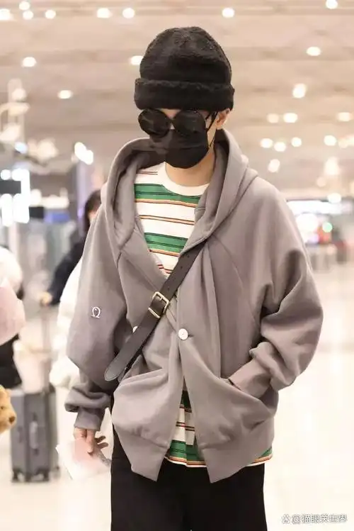 知名歌手汪苏泷街拍照曝光,条纹衫搭配小帽,随性又帅气