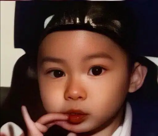 这眼睛真的是大的没话说了~李敏镐小时候真的真的是让人有点认不出来