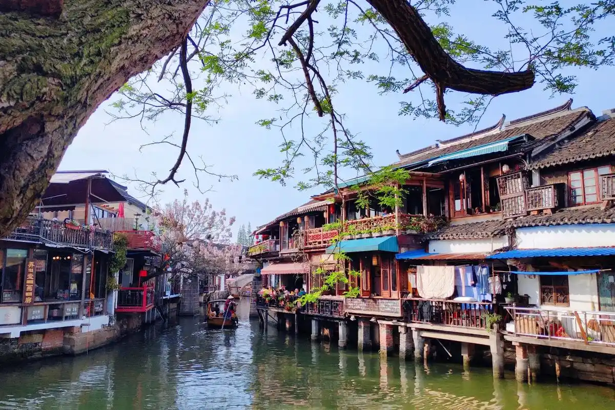 江南好,风景旧曾諳,春来江水绿如蓝#寻找梦里江南 #高清壁纸 - 抖音