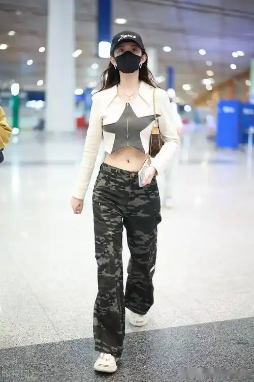 孟子义抵达北京机场,露脐上衣配迷彩裤身材超好_北京机场_孟子义_迷彩