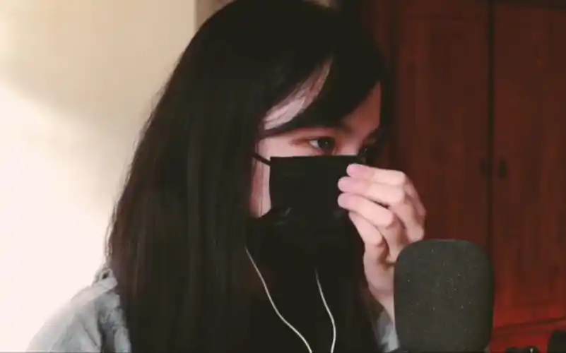 像我们这种爱戴口罩的小姐姐也一样,经常调整口罩,把口罩调整地很正很