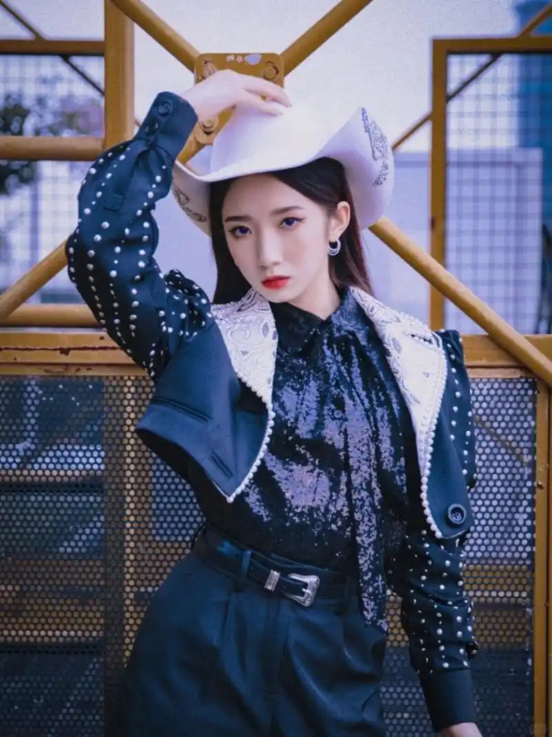 寻求发展还是放弃音乐梦想  近期有传闻称孟美岐在乐华娱乐公司的地位