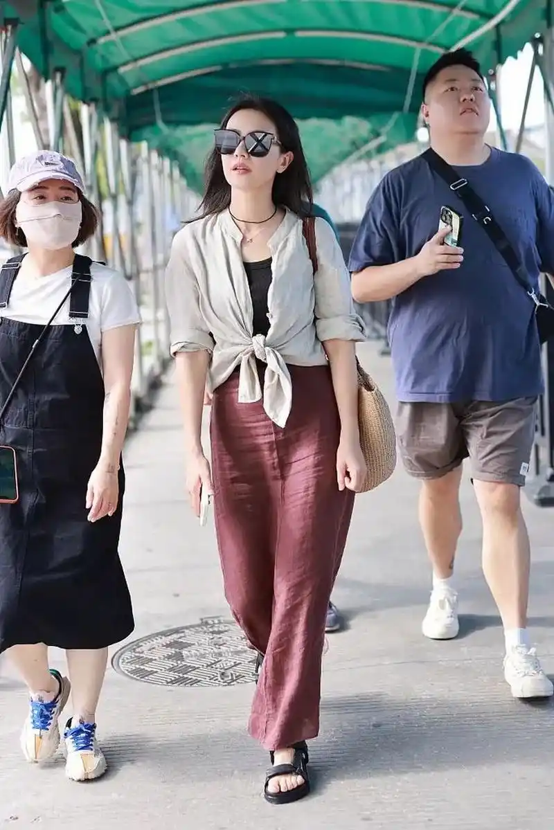 街拍美女[话题]# #穿搭灵感[话题]# #笔记灵感[话题]# #女明星[话题]