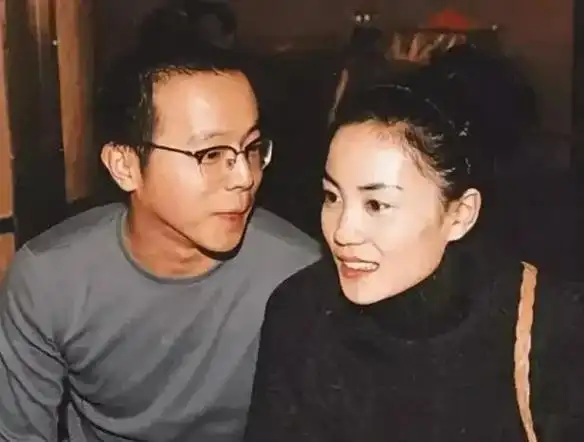 曝王菲女儿窦靖童和同性女友结婚两人在国外领证细节被曝光