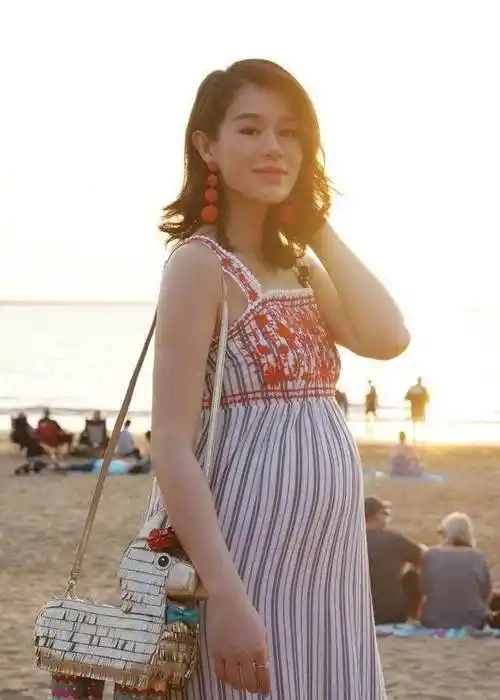 女星怀孕依旧拼:熊黛林脚踩恨天高,胡杏儿穿比基尼,谢娜最省事_时尚