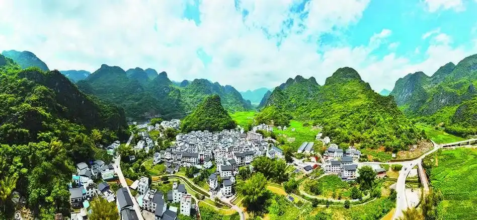 农村风貌改造后的凌云县下甲镇彩架村村貌.□本报记者 覃蔚峰 摄