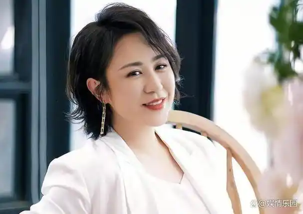 无论是在话剧舞台上还是在影视荧幕前,马丽都展现出了精湛的演技和