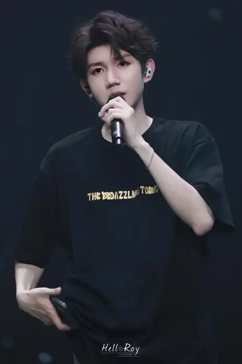 自己却湿了眼眶  宝宝有一双最会爱人的眼睛@tfboys-王源