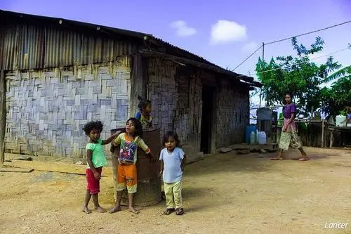 在年轻的时候曾经在东帝汶当兵,娶了当地的一个女人,毅然留