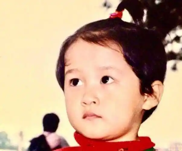 关少曾晒女儿成长旧照,关晓彤从小美到大