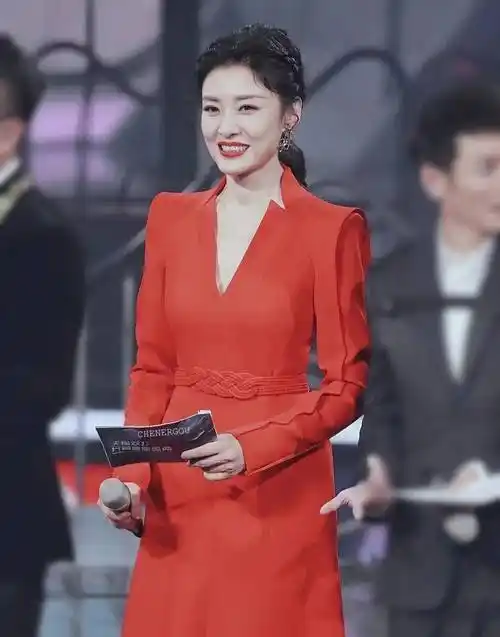 三位电视主持人亲自示范,女人上了年纪,这样穿优雅端庄有气质_周涛