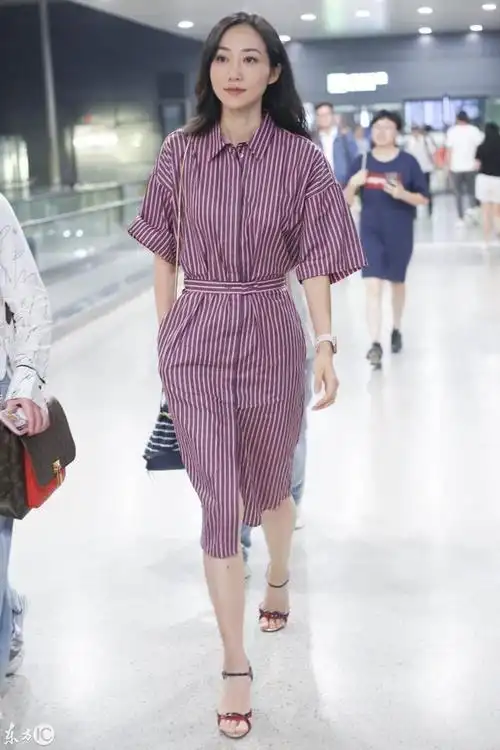 韩雪踩高跟鞋现身,真是魅力出众,镜头前气场十足