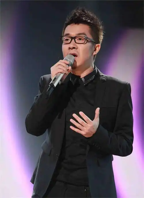 2015年7月24日,参加《中国好声音》第四季盲选第二期,孙伯纶演唱了一