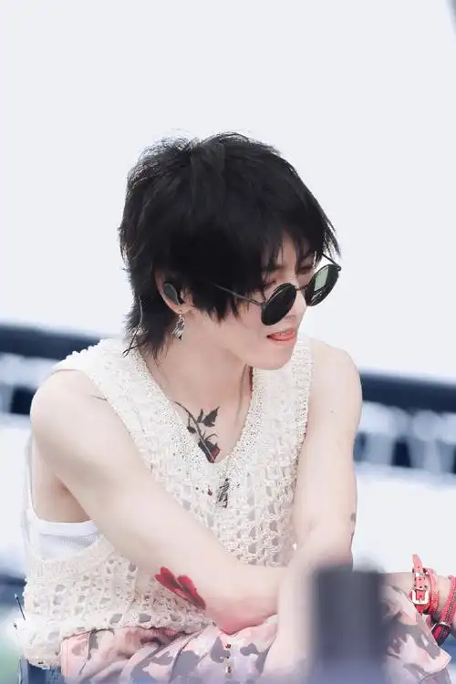 华晨宇超话    西施节吃小甜团子(但有肌肉版    #2023华晨宇火星演唱