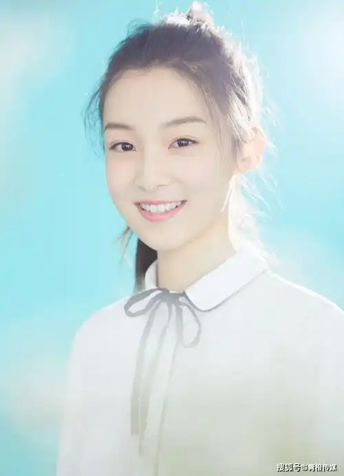 《庆余年》的叶轻眉原来是她,14岁穿"粉笔袜",腿长逆天了!_顾语涵