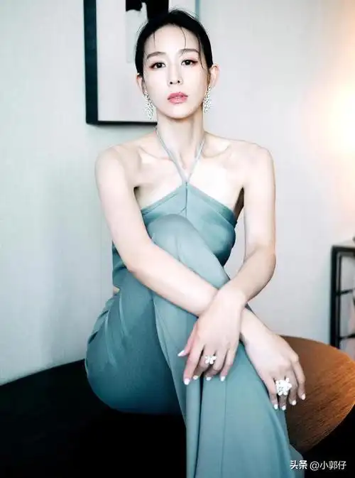 张钧甯最新活动美照,一袭蓝色挂脖子露腰鱼尾长裙,性感优雅气质
