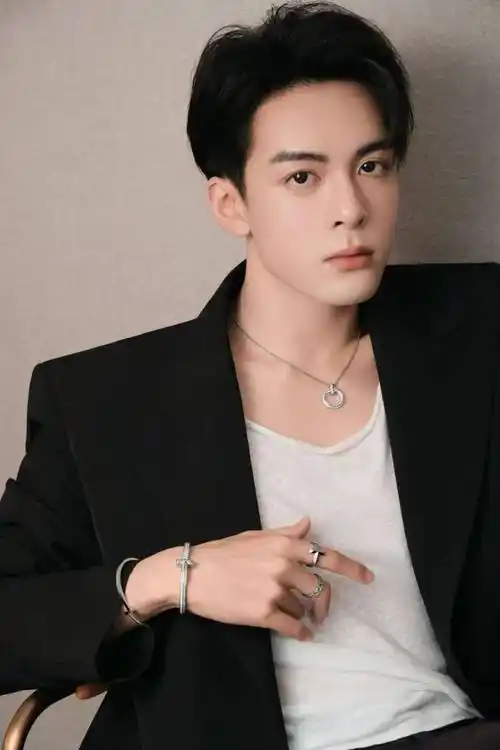 他的工作室这次态度强硬点事好事,《云秀行》拍摄接近尾声了,曾舜晞的