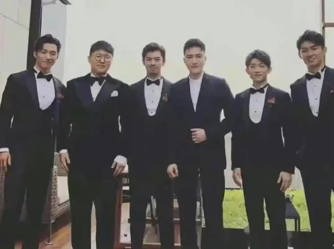 窦骁伴郎团vs袁弘伴郎团 左边一个都不认识 右边没有一个不认识的