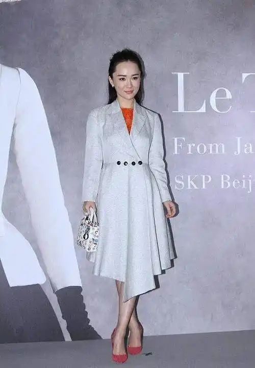 贾静雯和霍思燕虽然是妈妈了,但选的服装都很减龄,看着像少女_裙子