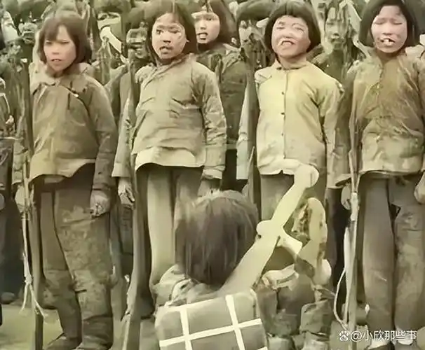 小女孩背着木刀和行囊正在给她的同伴敬礼,这些在抗日时期作为放哨