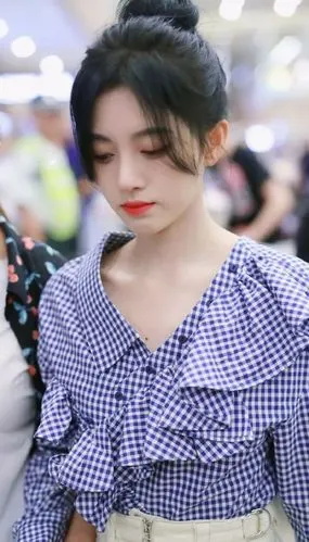 鞠婧祎扎着丸子头现身机场清新可人身穿蓝格子v领衫美肌雪白