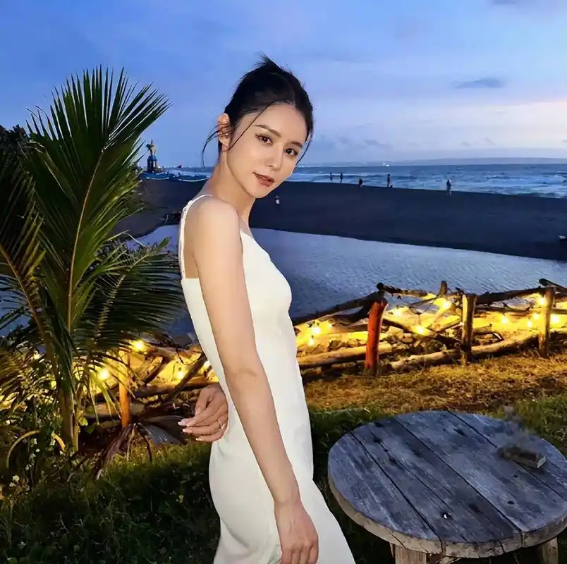 张馨月晒幸福照引争议,霸气回应获网友点赞 张馨月晒出一家三口的幸福