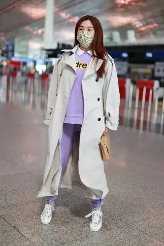 30多岁的张含韵还有酸酸甜甜样子,穿风衣配紫内搭,依旧有少女感