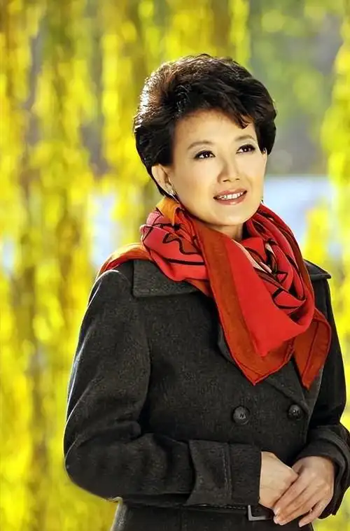 梁艳|梁艳与董卿齐名,才华横溢,20多年不忘初心