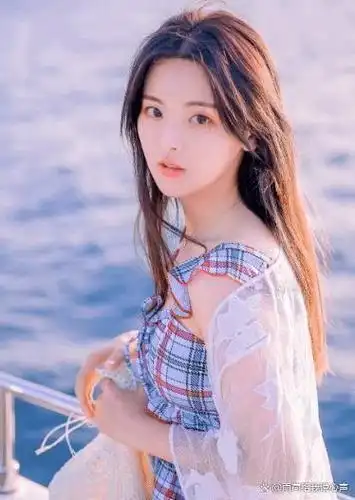 杨超越真的是被说怕了,被粉丝数落长胖了之后,连拍照都抱着水果