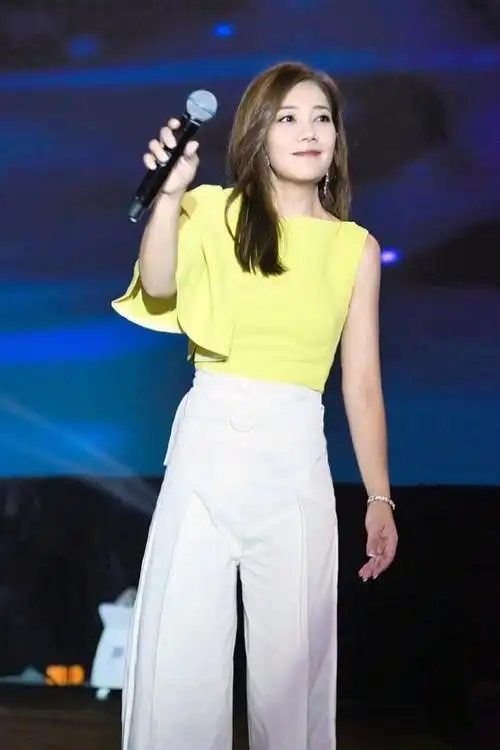 梁静茹离婚后终于露面,穿紧身衣秀蚂蚁腰,脚踩两根筷子时髦惊艳