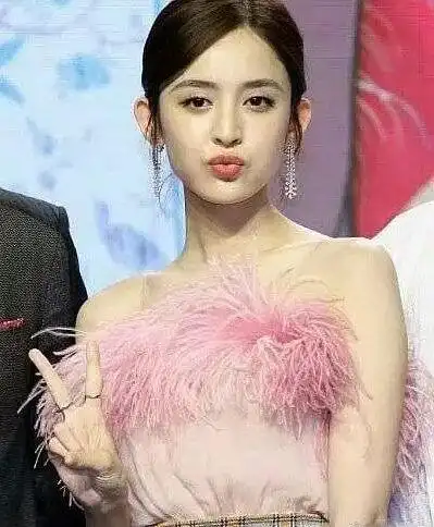 女星卖萌动作,为啥唯独你这么特别_晓彤