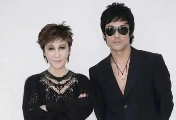 丁佩:李小龙去世后的阴影与向华强的救赎 在娱乐圈中,丁佩的名字或许