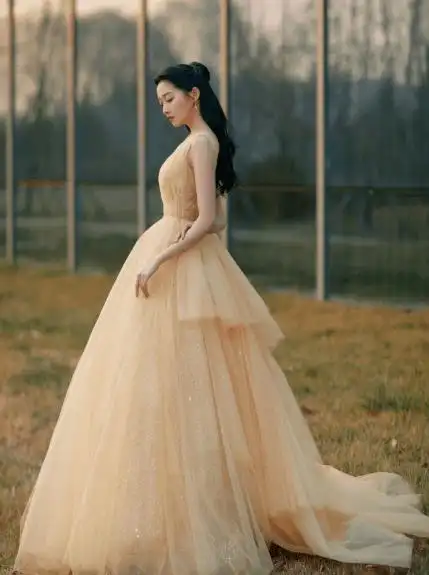 长大成人"叫关晓彤,穿米色婚纱走红毯,难怪经常被催婚_造型_身材_照片