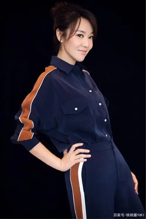 闫妮又换新发型,赶时髦留"脏辫"发型,50岁也能嫩回32岁